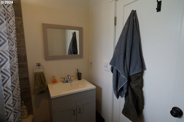 bathroom featuring a shower with curtain and vanity