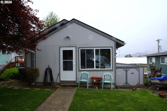 back of house featuring a yard