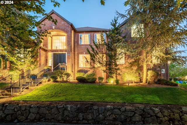 view of front facade featuring a front yard