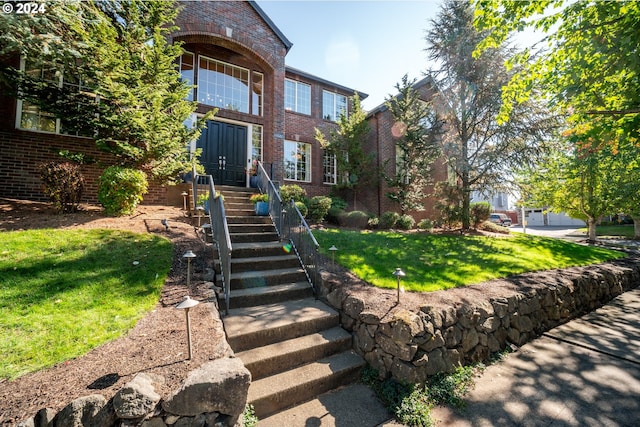 view of front facade with a front lawn