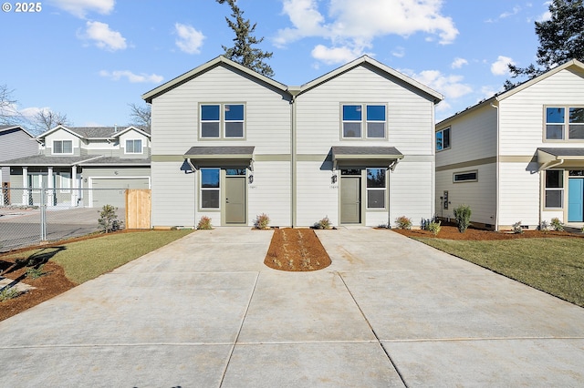 view of front facade featuring a front yard