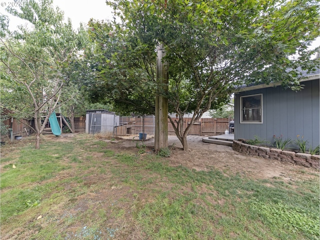 view of yard featuring a storage unit