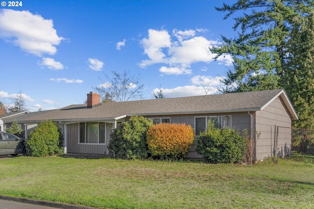 single story home featuring a front lawn