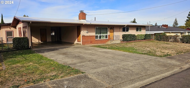 view of front of home with a carport and a front lawn