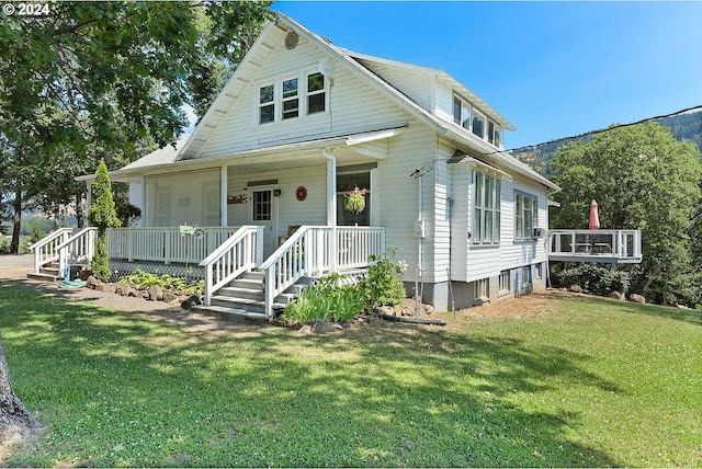 view of front of property featuring a porch and a front lawn