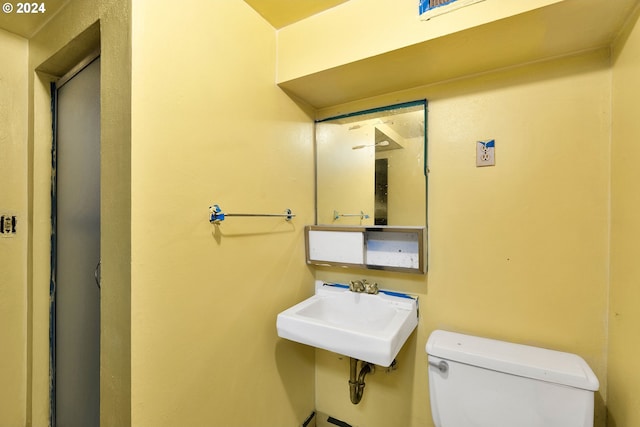 bathroom featuring toilet and sink