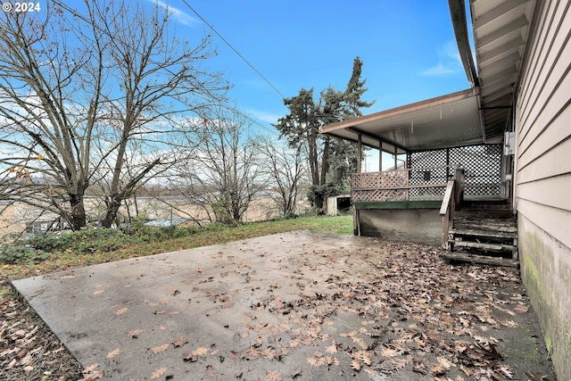 view of yard featuring a patio