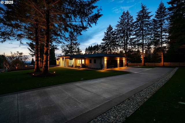 view of front of house featuring a lawn