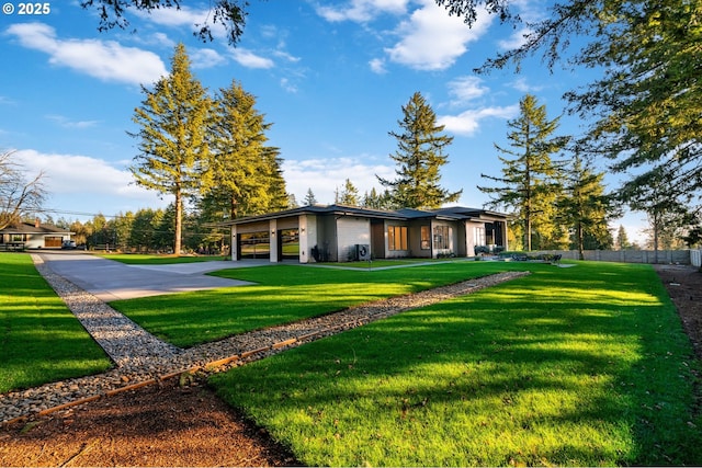 view of front of home featuring a carport and a front yard