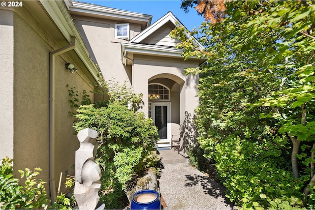 view of exterior entry featuring stucco siding