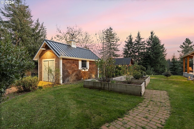 view of yard at dusk