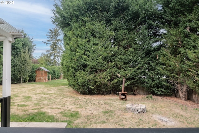 view of yard featuring an outdoor fire pit