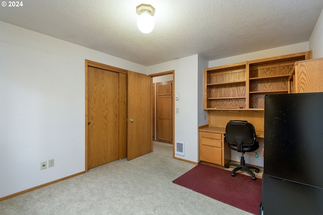 office area with light carpet, baseboards, visible vents, and a textured ceiling