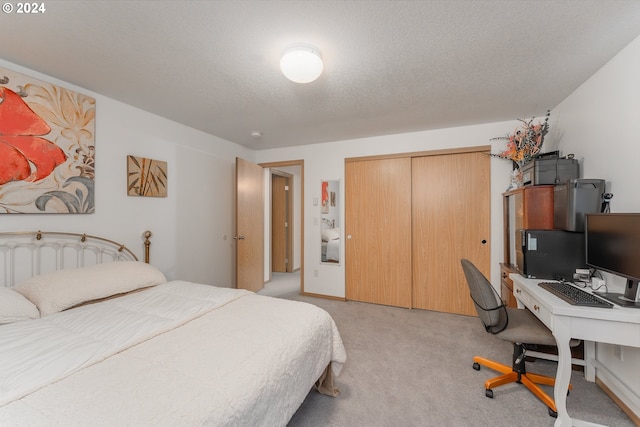 681 Hamlin Dr, Canyonville, OR 97417 - bedroom featuring light colored carpet, a closet, a desk, and a textured ceiling