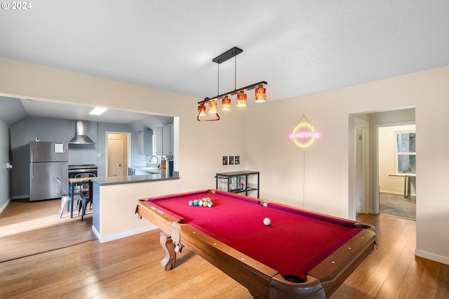 playroom with pool table, vaulted ceiling, a textured ceiling, sink, and light hardwood / wood-style flooring