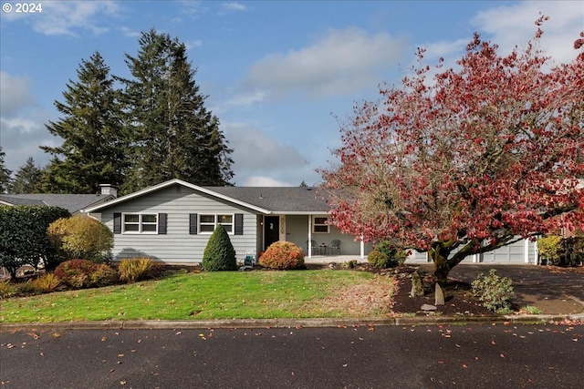 view of front of home featuring a front yard and a garage