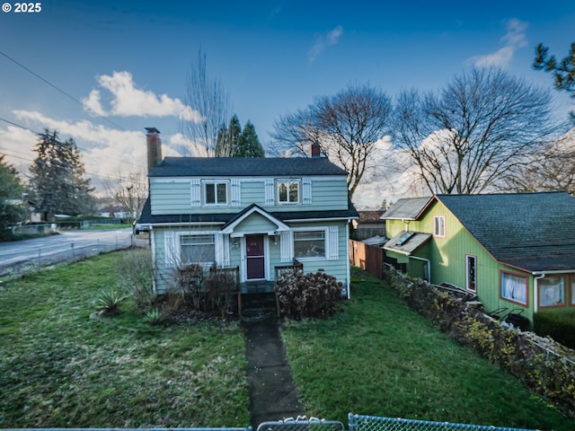 view of front facade featuring a front yard