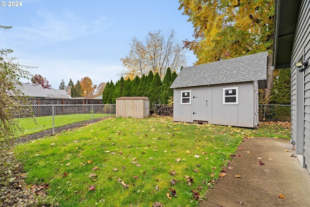 view of yard featuring a storage unit