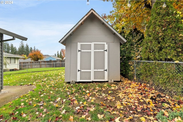 view of outdoor structure with a yard