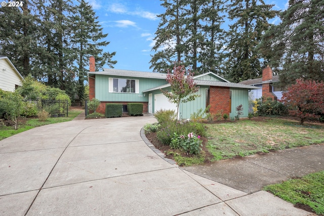 view of front of home featuring a front lawn and a garage