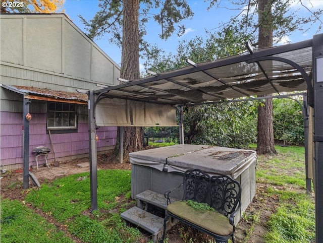 view of yard with a hot tub