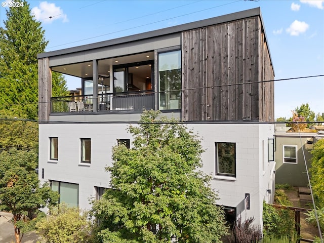 view of side of property featuring a balcony