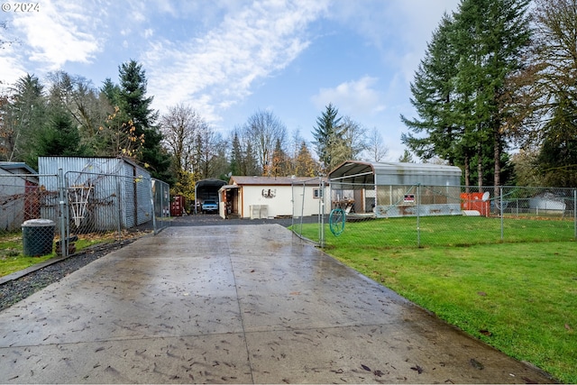 view of front of house featuring a front lawn and a carport