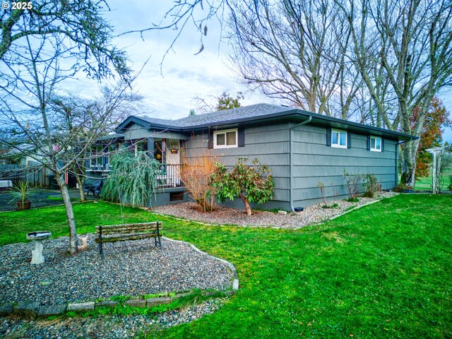 view of front of house featuring a front lawn