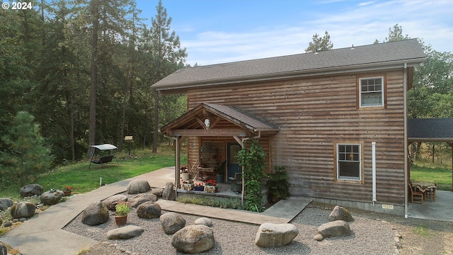 view of front of property featuring a patio area and a front lawn