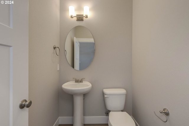 bathroom featuring toilet and sink