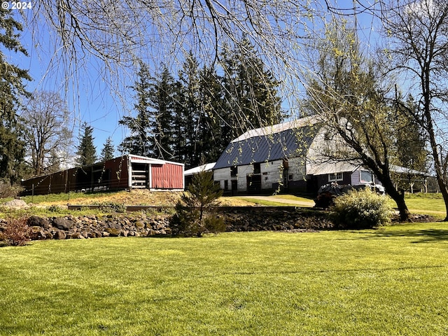 view of yard with an outdoor structure