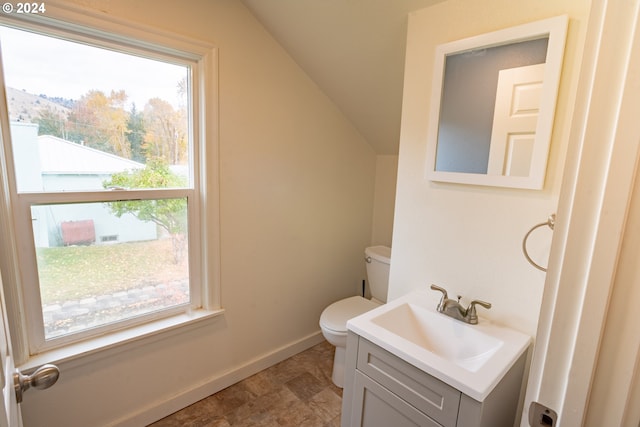 410 N Mountain Blvd, Mount Vernon, OR 97865 - half bath featuring toilet, baseboards, vaulted ceiling, and vanity