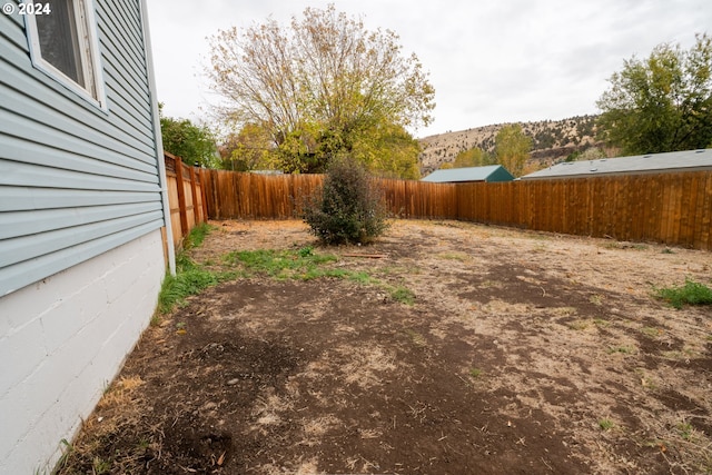 view of yard featuring a mountain view