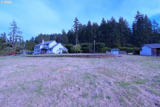 view of yard featuring a shed