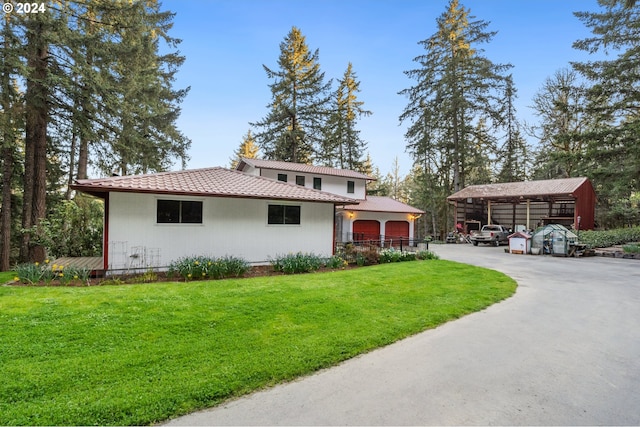 view of front of home featuring a front yard and a carport