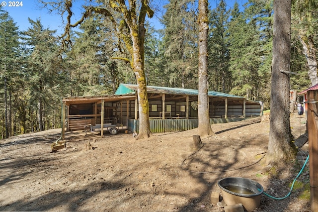 view of front of home featuring an outdoor structure