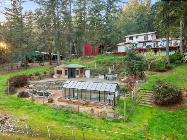 view of yard with a storage shed