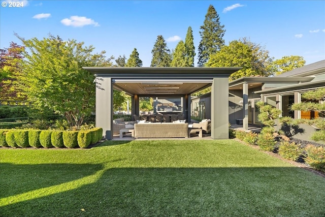 view of yard featuring outdoor lounge area