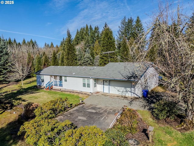 view of front of property featuring driveway and a front lawn