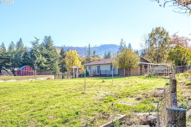 view of yard featuring an outdoor structure