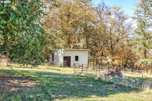 view of yard with an outbuilding