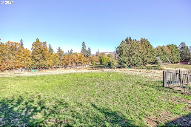 view of yard featuring a rural view