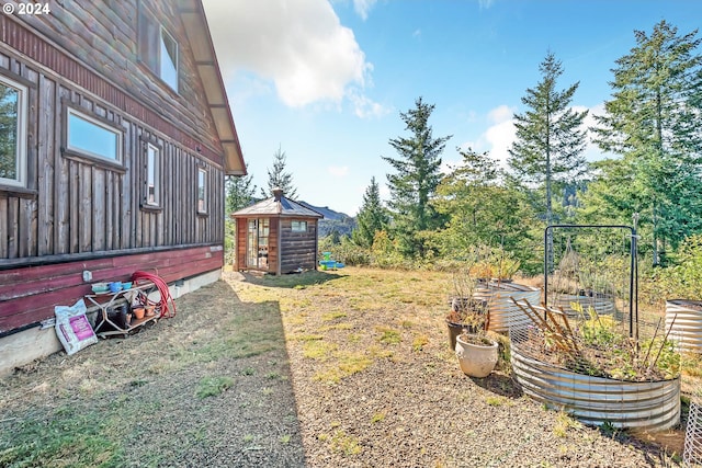 view of yard featuring a shed