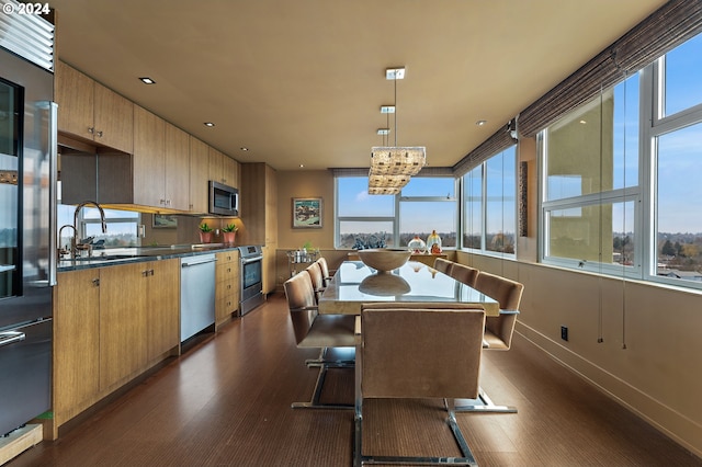 dining area featuring a notable chandelier, dark hardwood / wood-style flooring, and sink