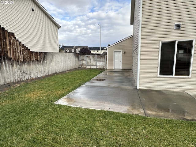 view of yard featuring a patio area