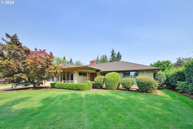 view of front of home featuring a front yard