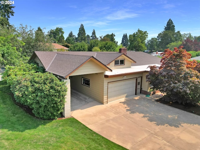 view of front facade featuring a garage and a front yard