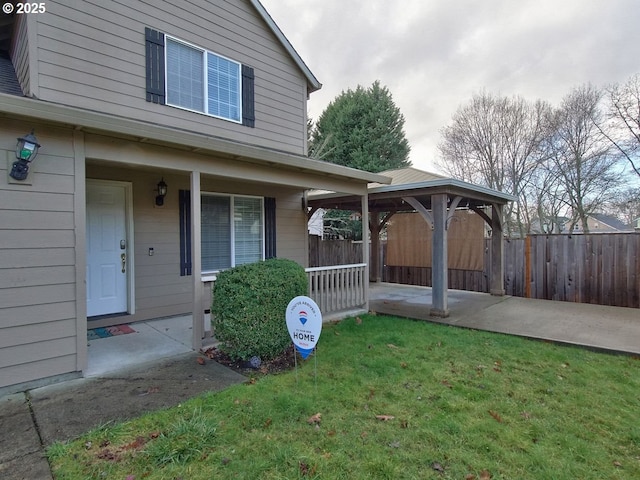 property entrance featuring a yard