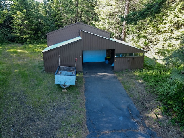 725 Snowden Rd, White Salmon, WA 98672 - view of outdoor structure featuring asphalt driveway and a forest view