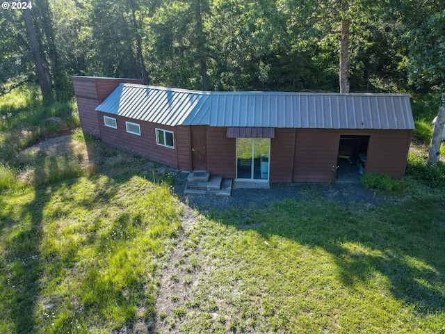 725 Snowden Rd, White Salmon, WA 98672 - view of front facade with a front yard, metal roof, and a forest view